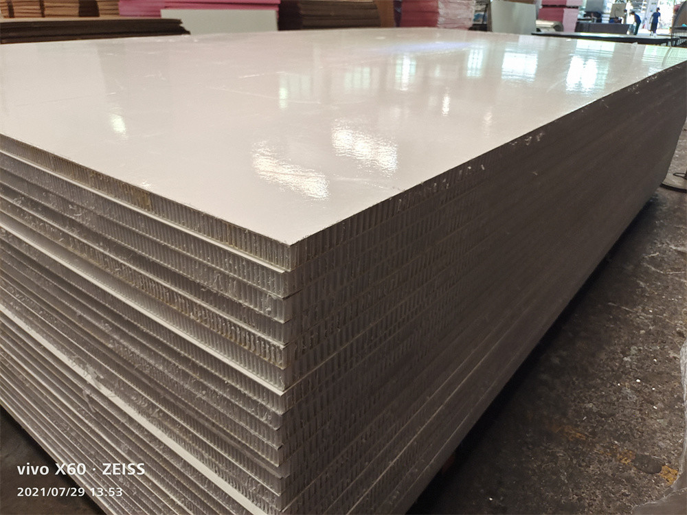 Panel Sandwich Fiberglass PP Honeycomb Putih Mengkilap Untuk Truk Pengangkutan Kering / Van / Karavan